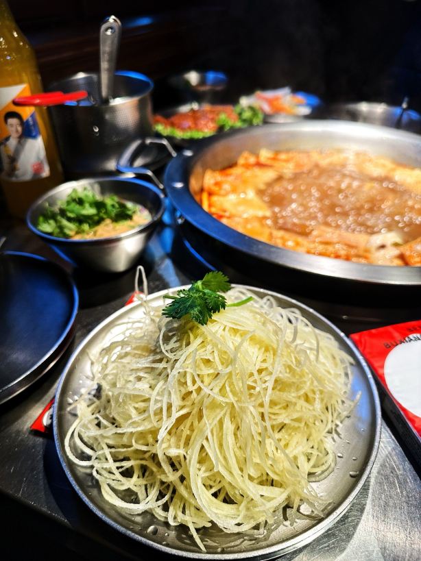 Ben lai bu xiang huo ·River snail rice noodle Hot pot Institute