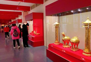 北京故宫博物院半日游【2-5人英文私家团独立导游上下午可选】【全程英文导游陪玩讲解、含故宫门票，可以选择上门接送或者自行集合】