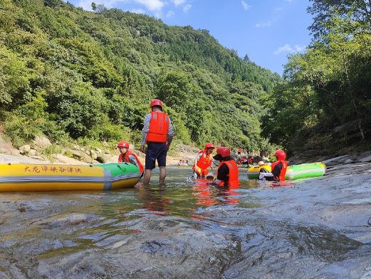 万佛山大龙潭峡谷漂流