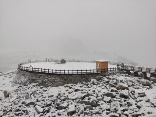 达古冰川入秋的第一场雪，打败“秋老虎”！