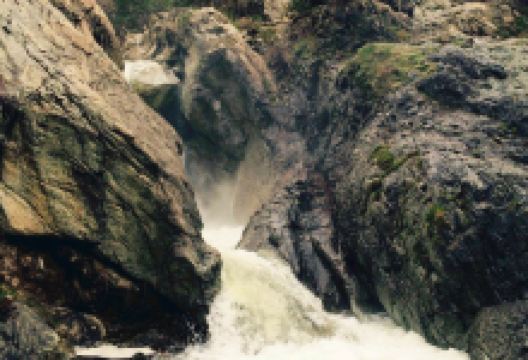 Suchurum Waterfall景点图片