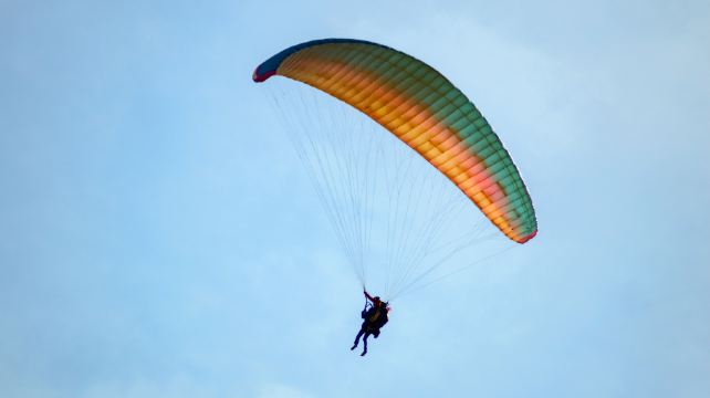 洛带金龙长城滑翔伞