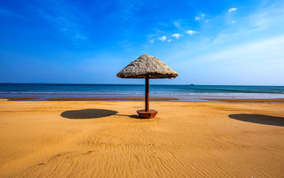 东方第一缕阳光瑰藏于碧海，蓝天之间有清风白云相伴的城市