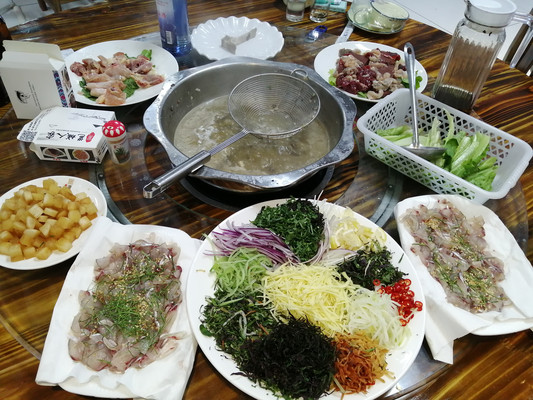 在南宁邕城人家吃夜宵，凉拌牛杂、鱼生，牛杂火锅，都是美味