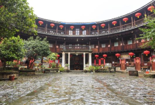 【椿去湫来，海棠花开】云水谣古镇+福建土楼王景区一日【[小团升级]小车厦门市区酒店上门接送/含2个景区讲解员讲解服务/经济商务和舒适宽敞座椅可选】