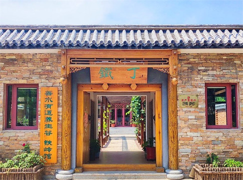 天津薊縣溶洞鐵丁民宿，石頭堆砌的房屋，更像是畫中的景色。