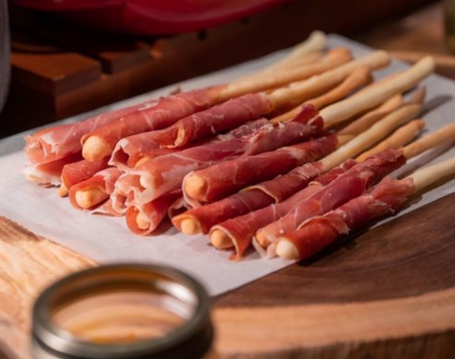 深蓝色的花意大利餐厅