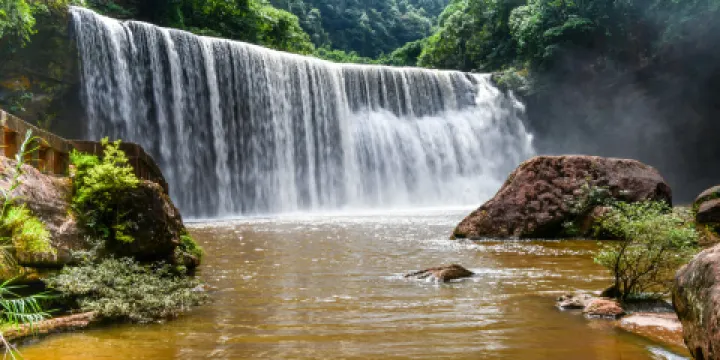 中洞美人梳瀑布