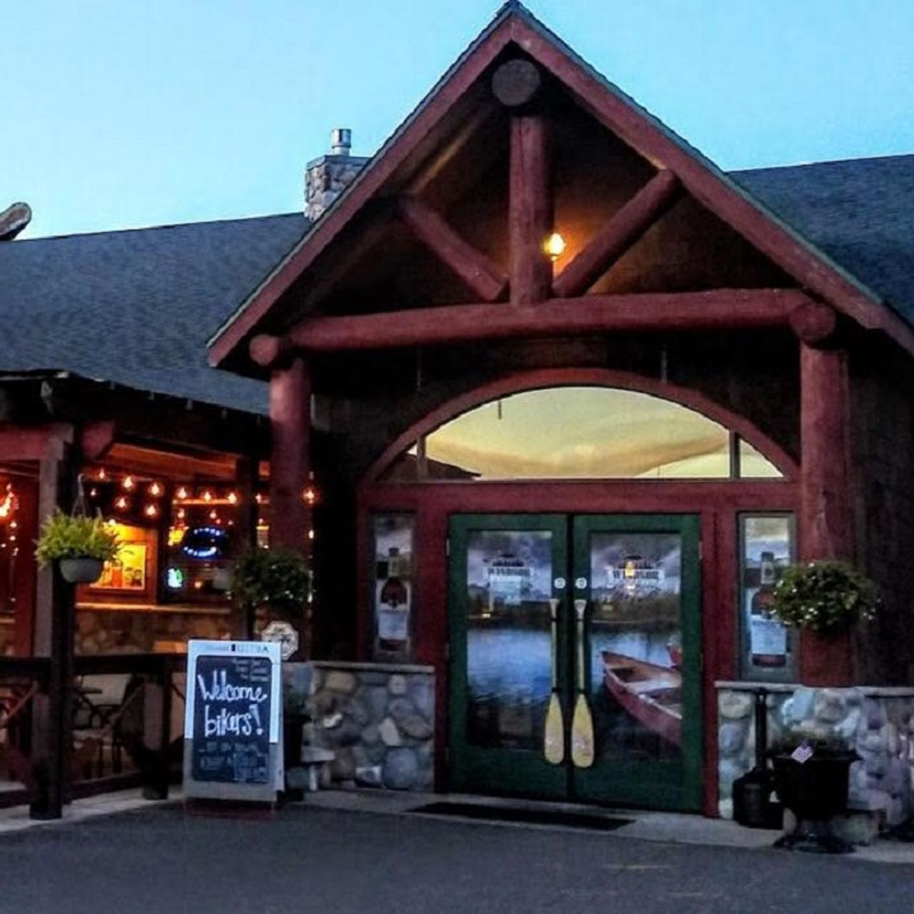 Tippy Canoes Sports Pub & Grub