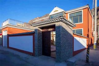 北京延庆玉渡山晏家堡应梦人家民宿，院子依山而建，淳朴乡村生活