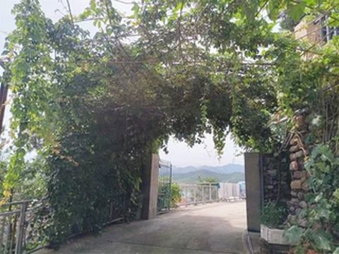 北京平谷金海湖仙居乐农家院，四面环山，门口就能看见金海湖全景