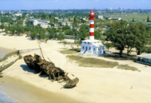 Macuti Lighthouse and Shipwreck景点图片