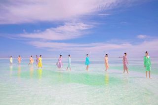 十余位美女佳人齐上阵,点亮"察尔汗梦幻盐湖"