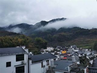 婺源篁岭旅游下榻菊花客栈民宿,四面环山,山泉从门口缓缓流淌!