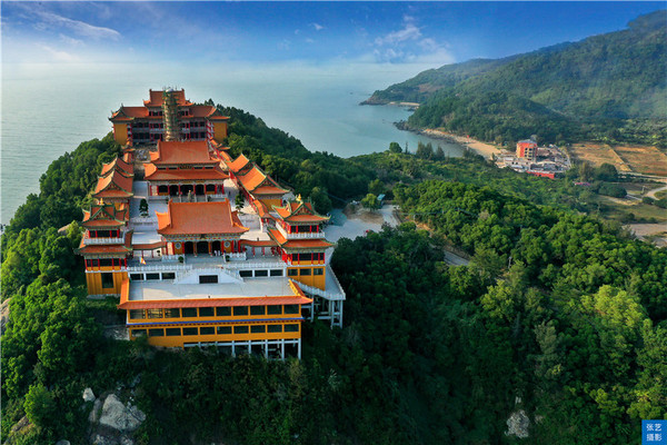 国内第一所海边悬崖寺庙,三面环海景色极佳,被誉为阳江小故宫