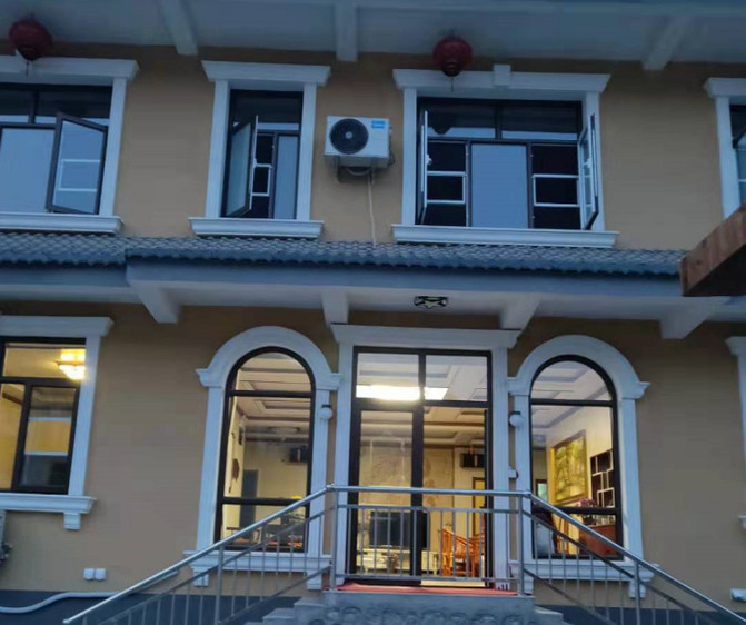 薊縣梨木台福榮山寨農家院，大露台白天遠眺群山，夜晚燒烤聚會。