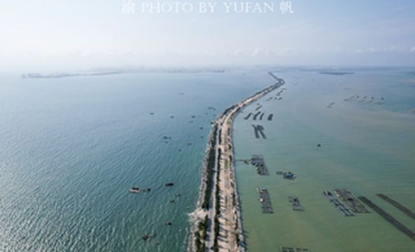广西钦州自驾途中发现一条海上公路,两边色彩不同,或成网红景点