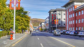 人口才5万多人的县城,不通铁路没有高速却不差钱,小城干净富饶