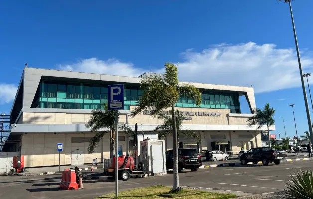 Location de voitures à Aéroport international Quatro de Fevereiro