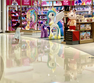 国贸商城FAO Schwarz 施瓦兹玩具商店 周末顾客多起来了