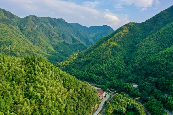 溪水涧漂流,打高尔夫,清晨练瑜伽,浙江安吉有多好玩?