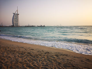 一半海水一半沙漠，体验40℃沙漠的火辣，仰望海上博物馆的光雨