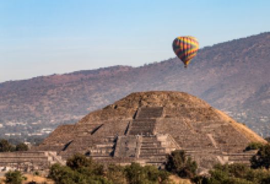 月亮金字塔景点图片