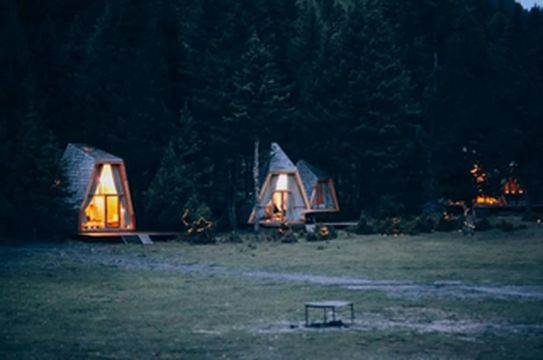 松潘民宿|冬季最治愈的事，就是住在光和云朵的森林木屋里