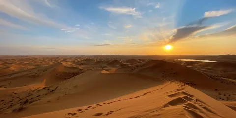 騰格裡沙漠月亮湖