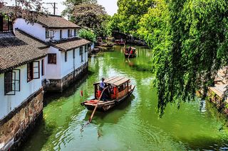 劳动节游金泽古镇，恰逢农历三月二十八庙会节，香客席地跪拜古桥