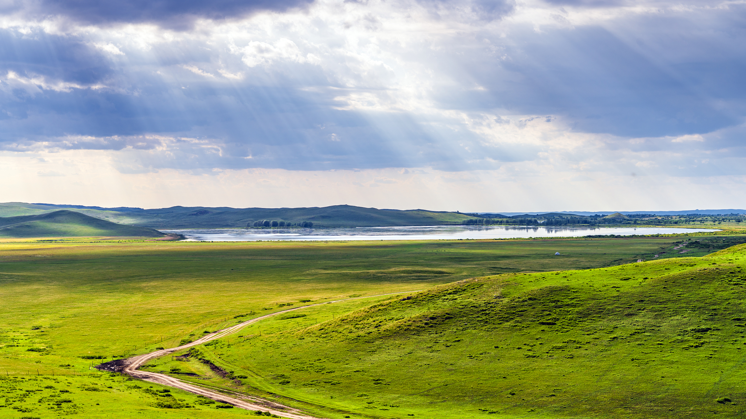 2-Day Xilinhot Tour: Baiyinxile Grassland Ranch, Hunshandake Sandy Land's Majestic Beauty