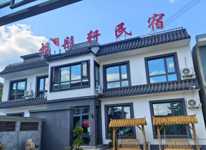 天津薊縣黃崖關長城旭彤軒民宿，乾淨寬敞的小院，晚上可以在這裡燒烤啊。