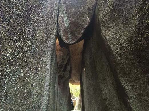 一线天(花岗岩中的隘谷)
