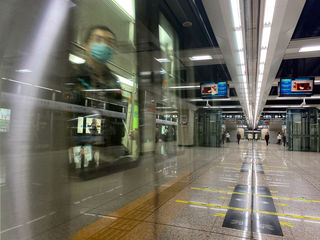 城市的“地铁旅行”，你是否也是游客之一，安检员：看着都心疼！