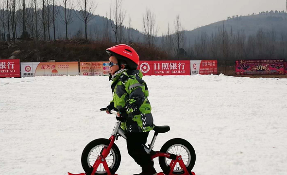 薛城日月山滑雪场