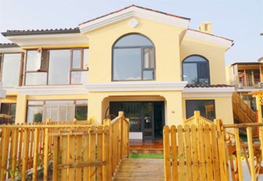 北京平谷金海湖山谷微澜间民宿，四室四卫一厅一厨，能容纳12人住宿，院子的后面都是山