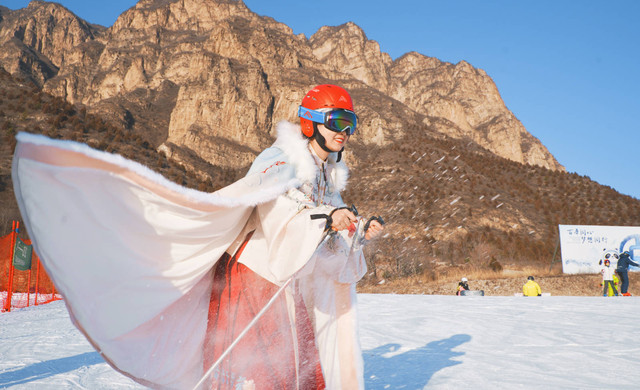 穿着汉服来滑雪：高铁直达，来京郊最方便的雪场滑个雪吧