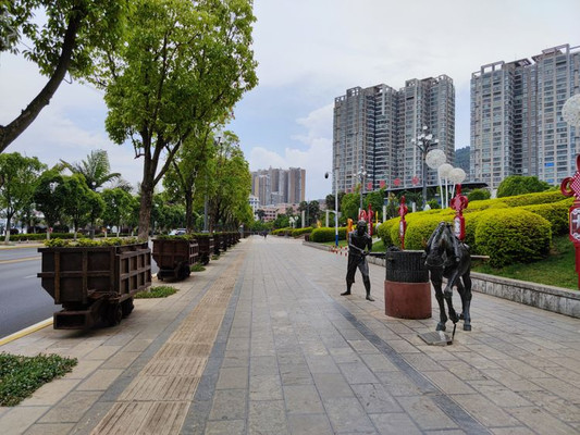锡产业、寸轨铁路、小火车展示,云南个旧金湖边的风景,有特色