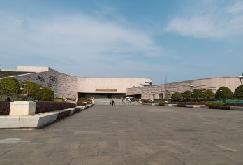 南昌汉代海昏侯公园【金牌导游| 大咖讲师深度讲解2-3小时】【南昌汉代海昏侯国遗址博物馆主要展示海昏侯墓出土的珍贵文物，包括马蹄金、，竹简等，展品精美内涵丰富。】