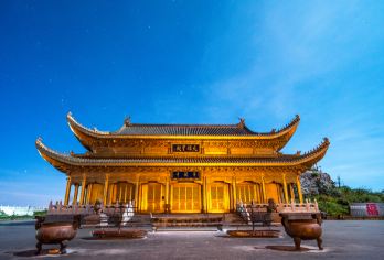 成都+峨眉山一日游【轻松游+上门接送+纯玩无购物+热门线路】【以下是峨眉山附近的景点推荐： -大佛禅院：位于峨眉山市区，气势宏伟，号称亚洲第一大禅院】