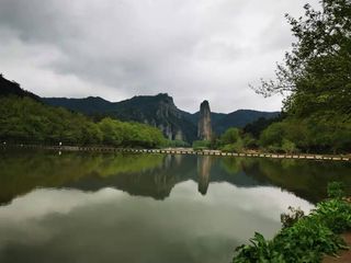 皇都归客入仙都，厌看西湖看鼎湖