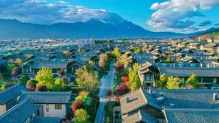 人间四月天，丽江玉龙雪山下 | 去有花的地方，看醉美的风景