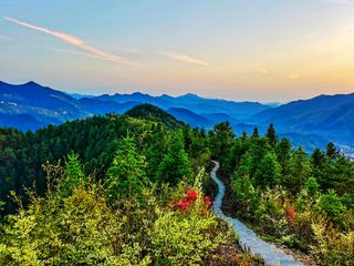 逛古村爬龙顶山,看山头红杜鹃观日落,美好的一天尽在坡山村