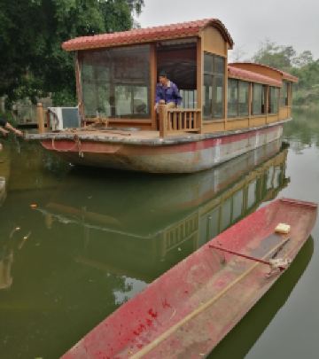 平果游记图文-一条大船从静美的芦仙湖远处驶来，它来做什么的？你猜不到！