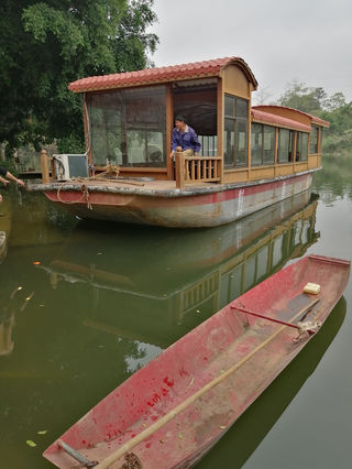 一条大船从静美的芦仙湖远处驶来，它来做什么的？你猜不到！