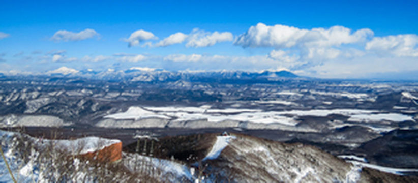 北海道中部最大的佐幌度假村滑雪场：滑遍碧空下的白雪雪道与周边野雪地带