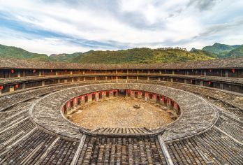 梅州花萼楼+百侯名镇+泰安楼一日游【司兼向导包车游，独立小团【打卡古风建筑，探索客家美食之旅，感受客家传统文化】