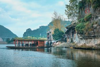 边城茶峒+清水江游船+矮寨悬崖栈道+矮寨大桥+天问台一日游【《一脚踏三省·三省闻鸡鸣》作为川湘黔交界，同一天打卡三个省，您就是朋友圈醉靓的小宝贝[纯玩无购物]】