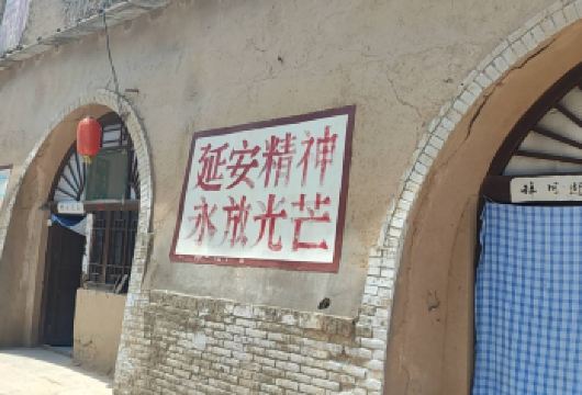 陕西壶口瀑布+南泥湾一日游【专享精品小团＋市区接送】【[壶口专线]精品小团 师傅兼向导 沿途介绍 不陪同进景区 纯玩无购物】