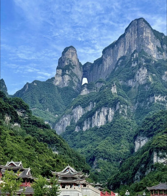 炎炎夏日：总要去趟张家界吧！吹吹天门山的微风，玩玩武陵源的山棱